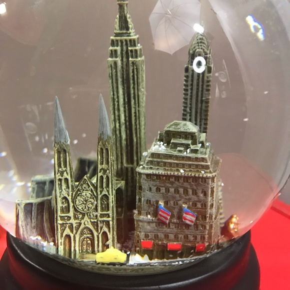 SOLD Saks New York City Snowglobe - Picture 4 of 4